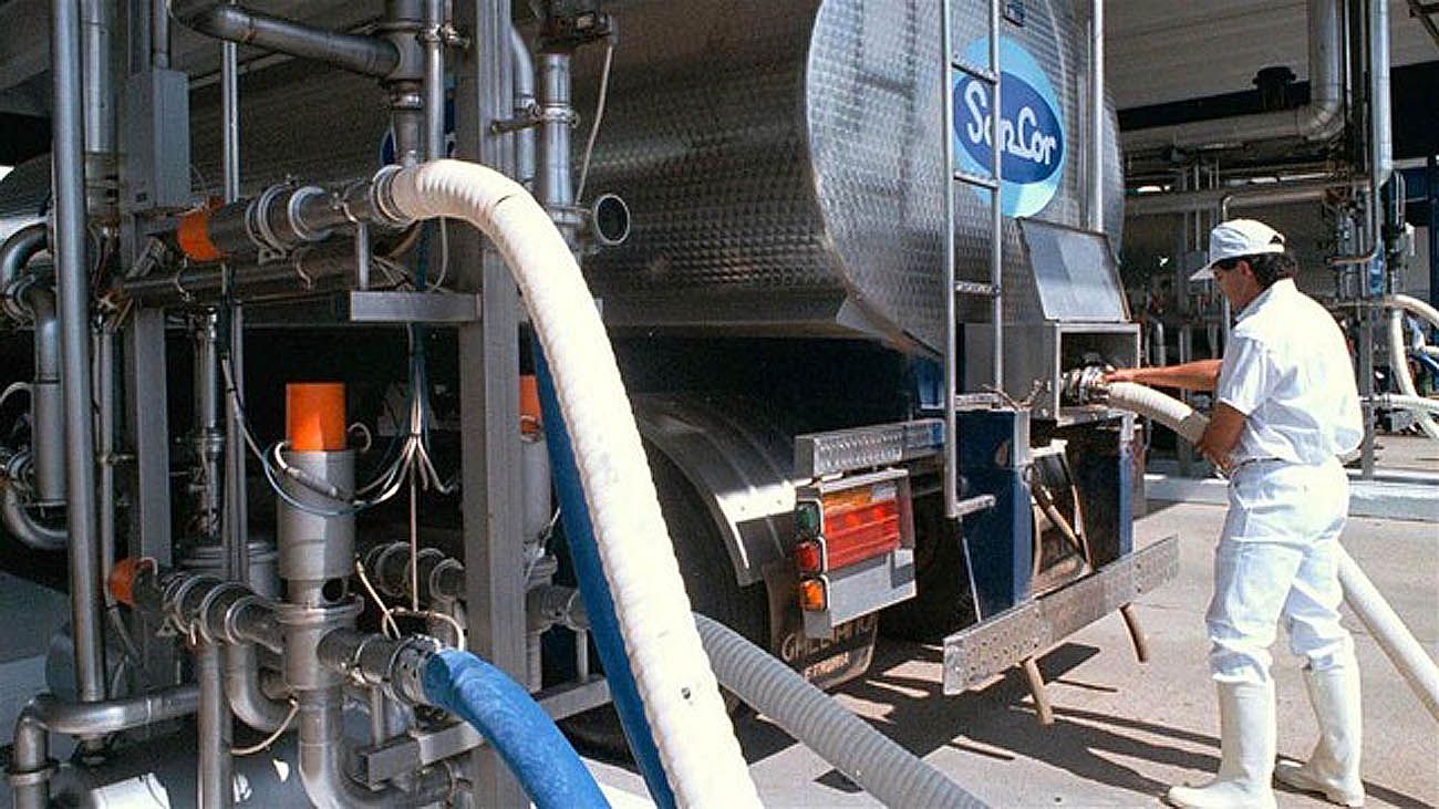 Después de tirar 100 mil litros de leche, se agrava el conflicto en SanCor