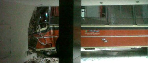 "Pensamos que era una bomba", dice una vecina del edificio en el que se incrustó el 109