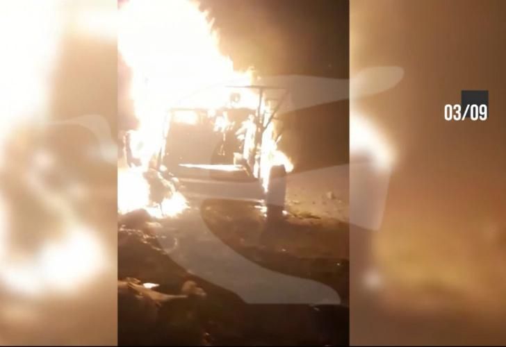 Así se quemaba el carro de cartonero donde encontraron tres cadáveres