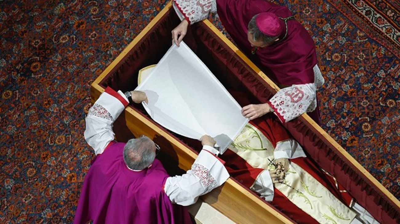 Siguiendo la tradición papal, Francisco será embalsamado para su entierro en Roma