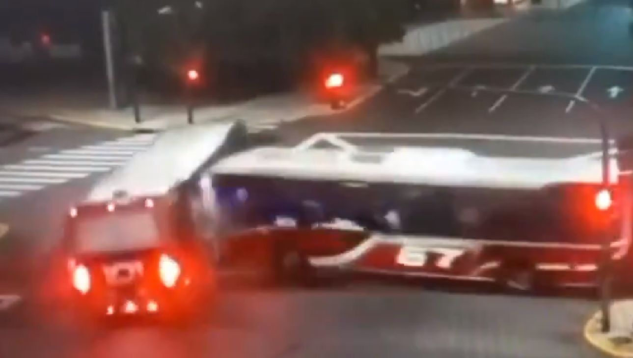 Dos colectivos protagonizaron un espectacular accidente en la Avenida 9 de julio
