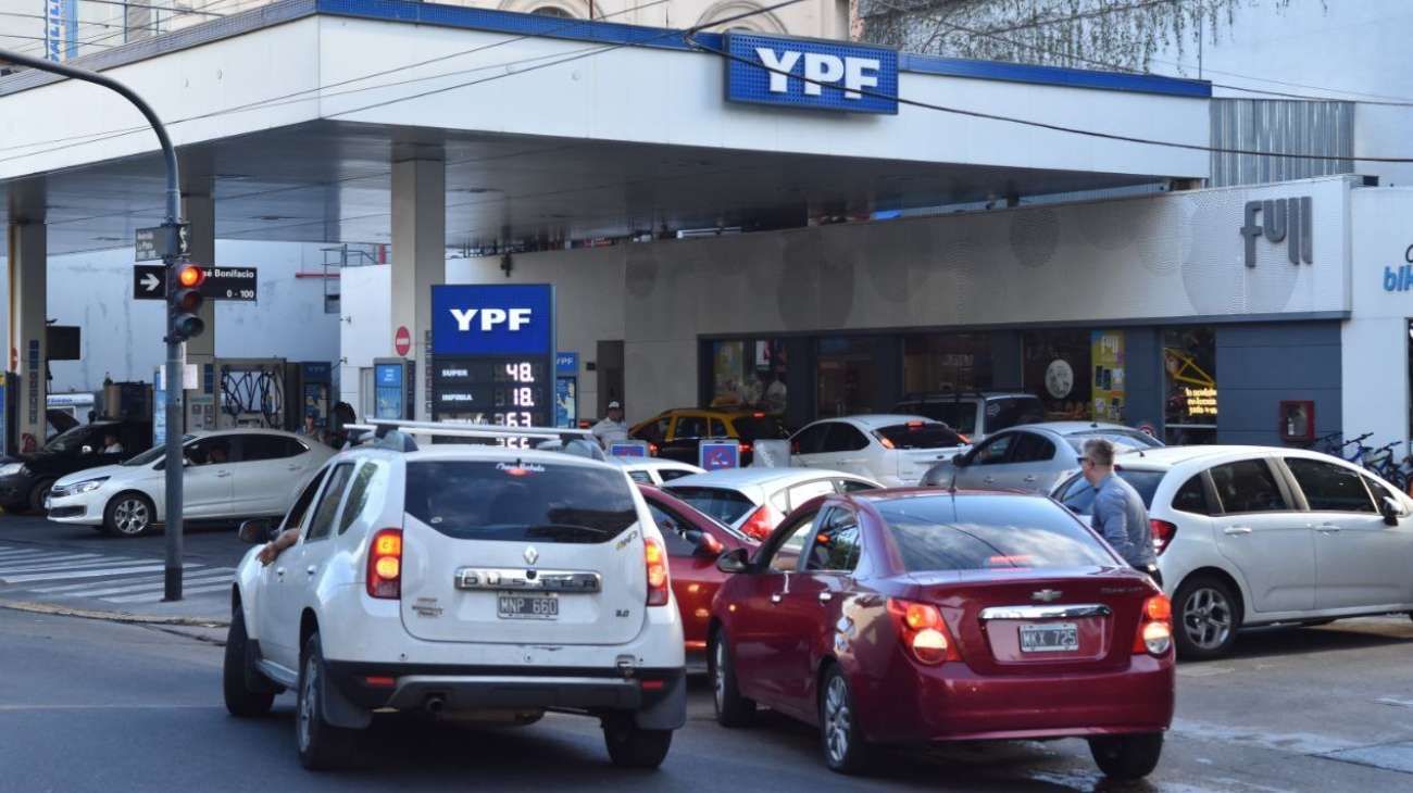 Largas filas por la escasez de combustibles en estaciones de servicio de todo el país