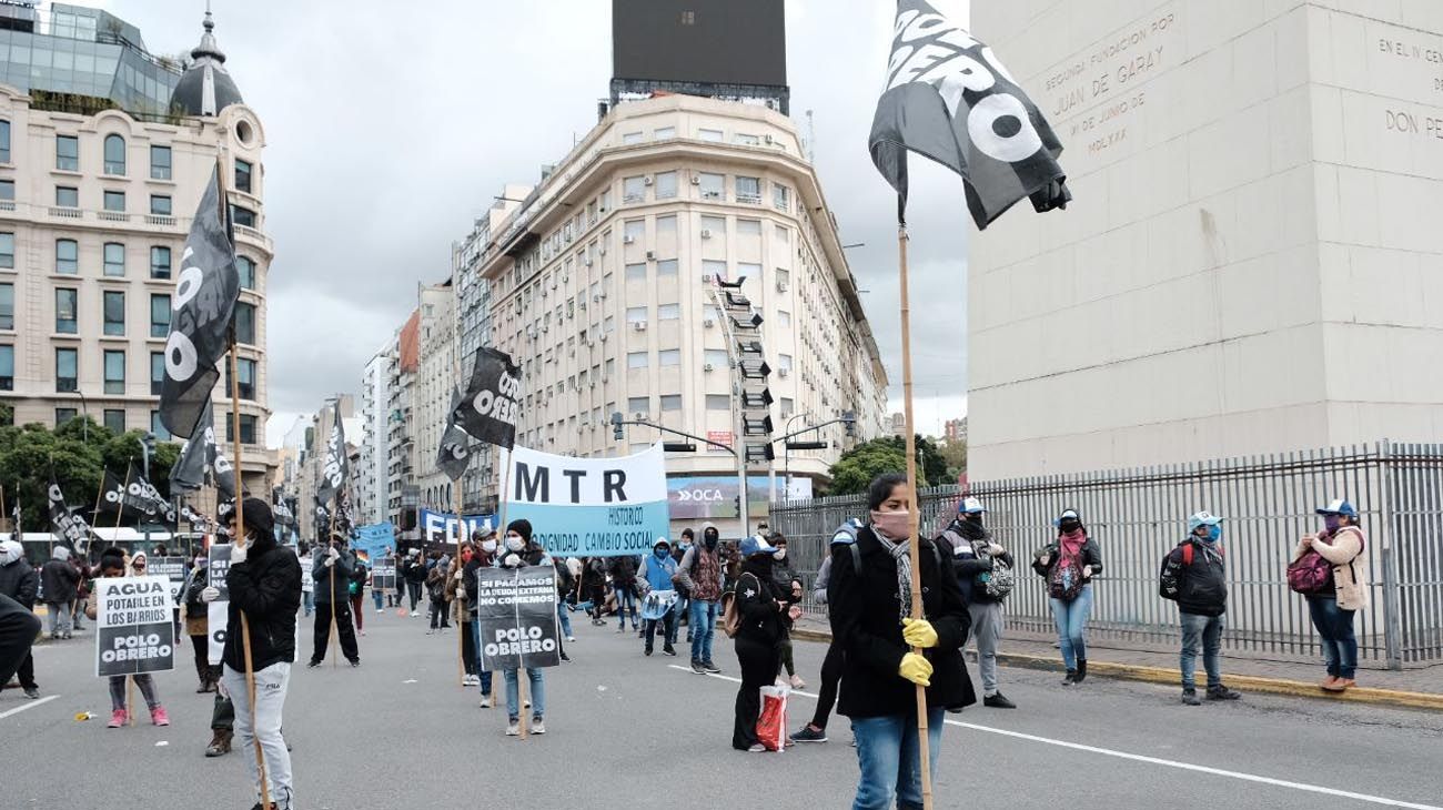 Movimientos de izquierda marchan en reclamo por los contagios en barrios populares