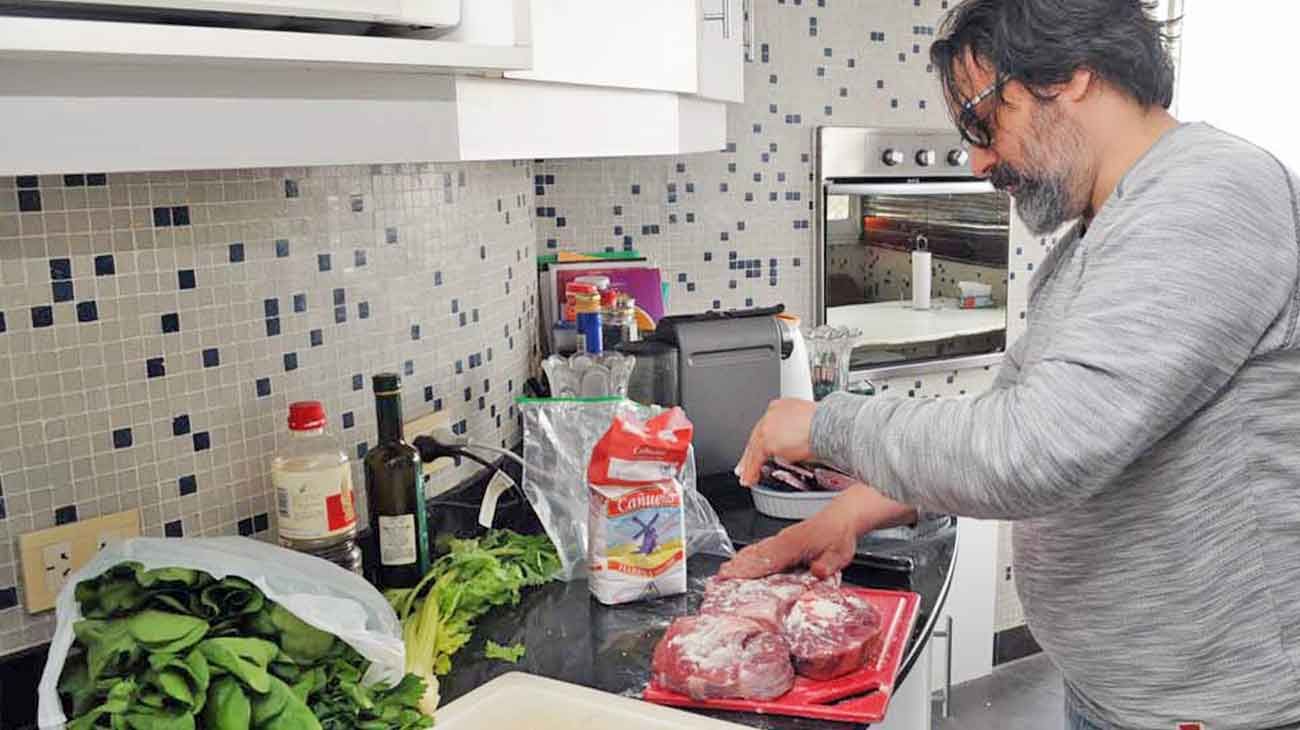 Por la suba en los alimentos perdió el delivery y ganó el ‘masterchef’ en casa