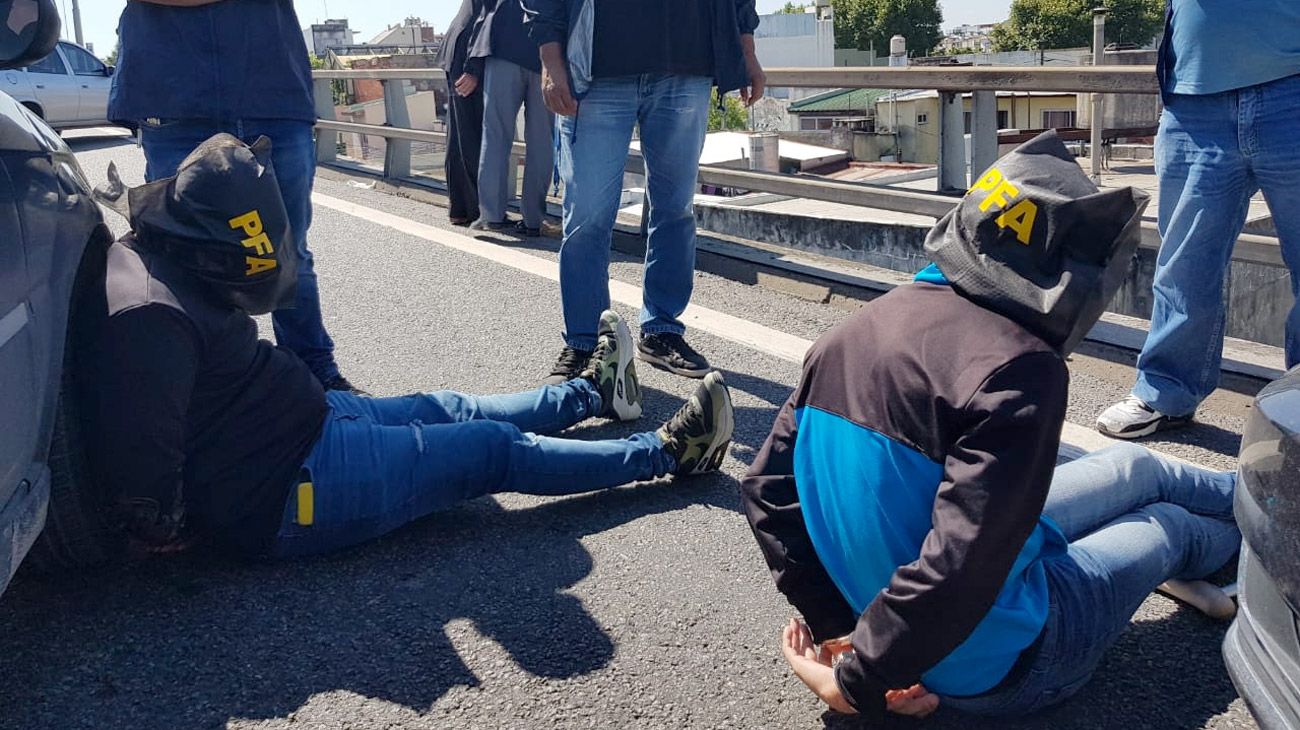 Robo, persecución y salto al vacío en la Autopista 25 de mayo
