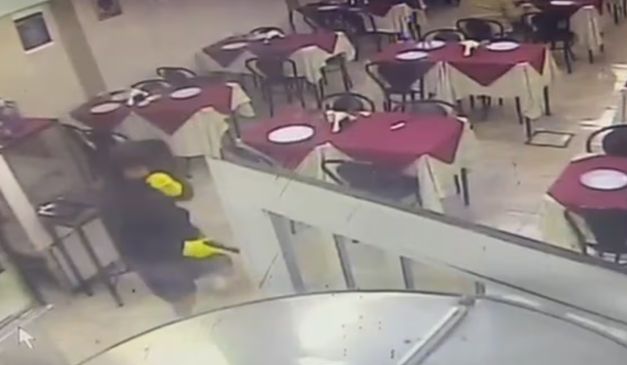 La Matanza: asaltaron un restaurante, golpearon a los empleados apuntaron a un niño y se llevaron todo La Matanza