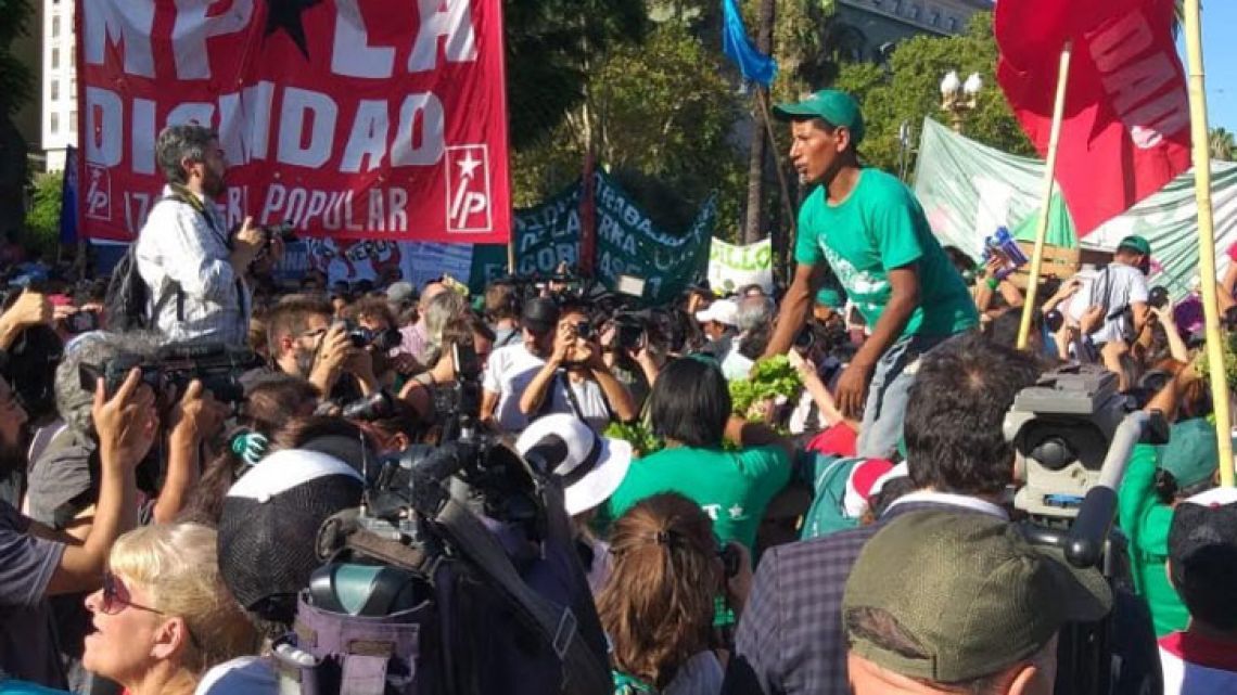#Alimentazo: Regalan 10 mil kilos de verdura frente al Congreso