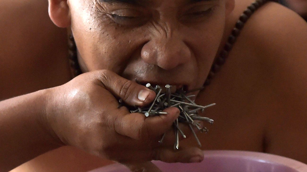 Debus: el "arte" de tragar clavos y vidrios, o ponerse un taladro en la boca