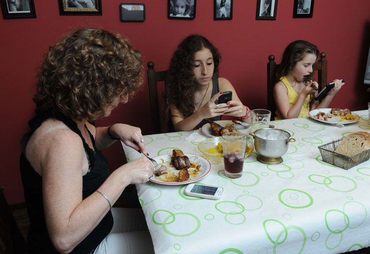 Llevar el smartphone a la mesa favorece el aumento de peso entre los adolescentes