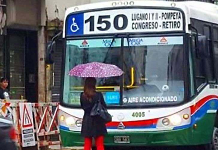 Se plantó ante un colectivero que no la quiso dejar subir y la foto se hizo viral