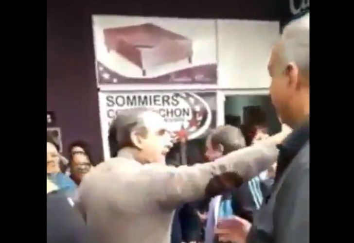 Escracharon a Moreno en Lugano: "Acá hay olorcito radical"