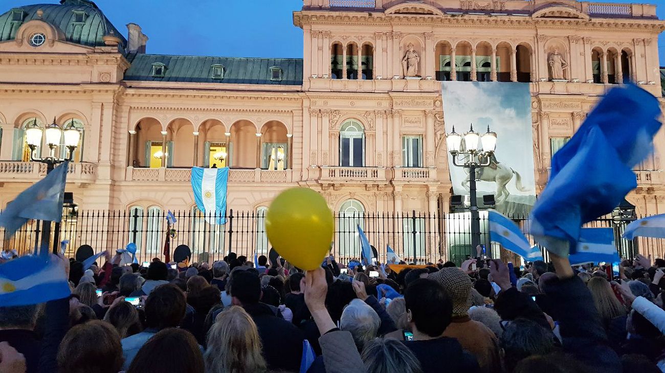 #24A | Las mejores fotos que dejó la multitudinaria marcha en apoyo al Gobierno tras la derrota en las PASO