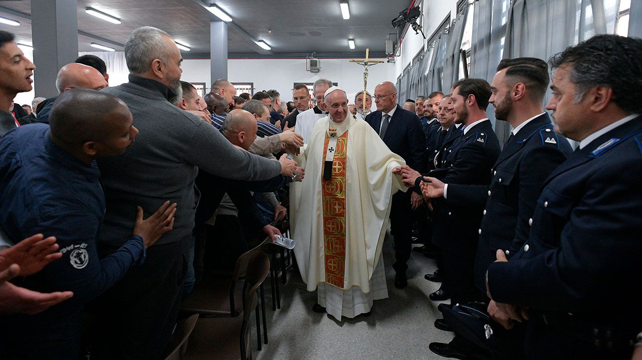 Jueves Santo: el Papa Francisco lavó y besó los pies de 12 presos en Roma