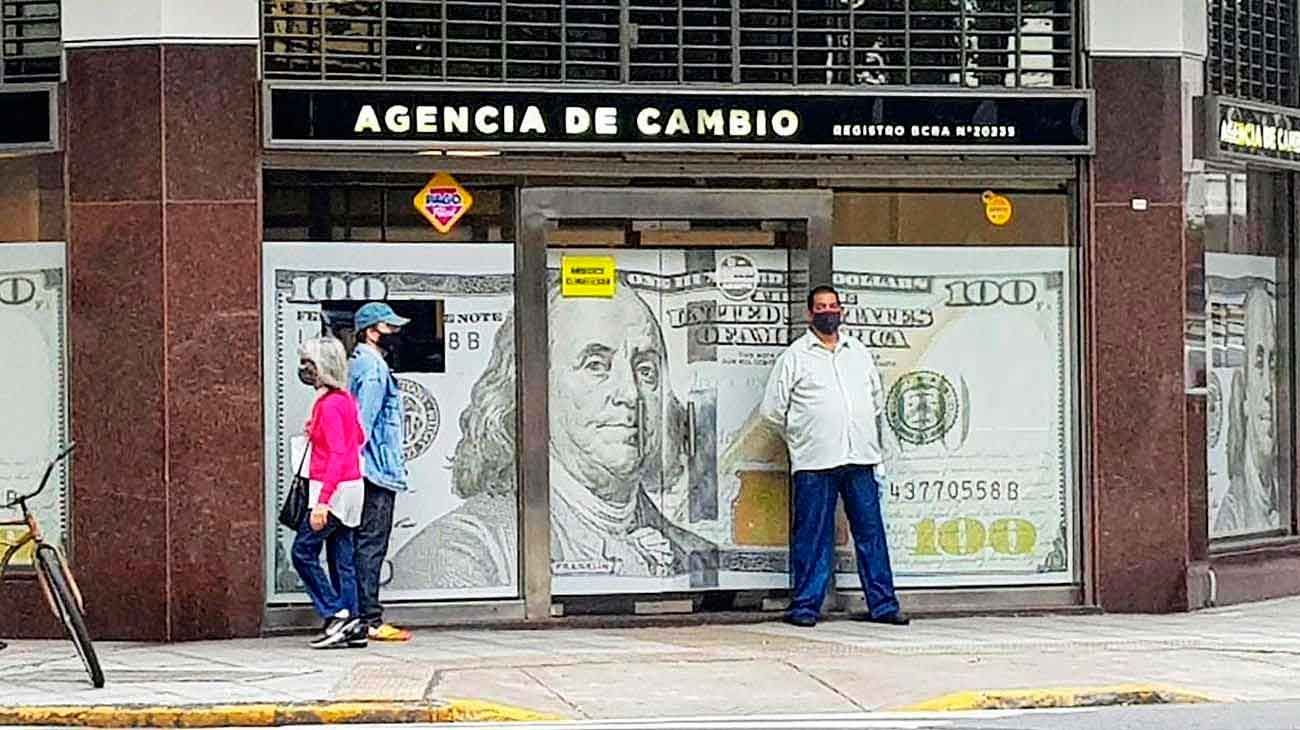Recompra de deuda externa: un "programa corto" para frenar al dólar con el "aguinaldo" del Gobierno
