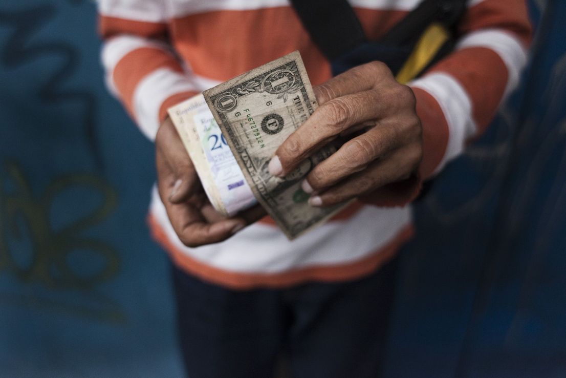 Por la estrepitosa caída de la economía, en Venezuela hay más dólares que bolívares