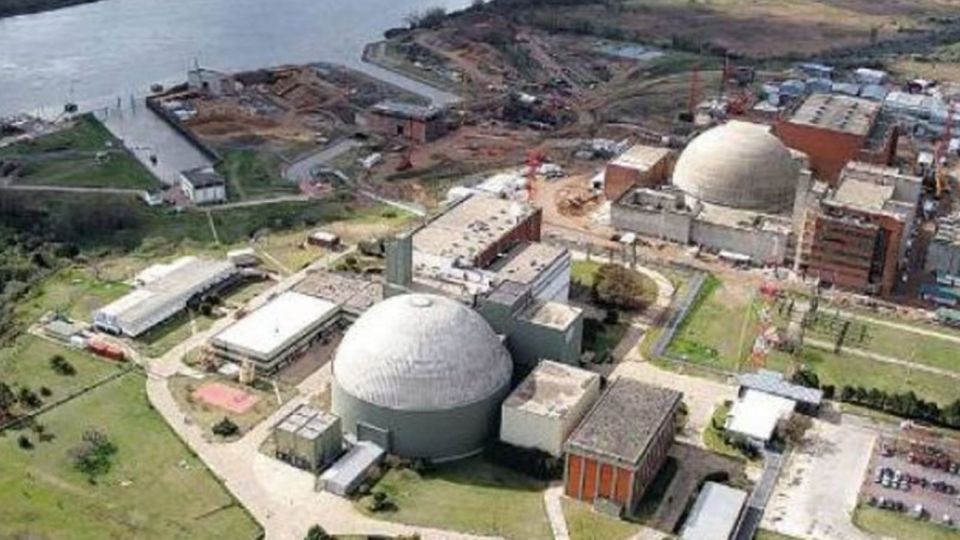 Avanzan las negociaciones para construir dos centrales y recuperar la producción de agua pesada