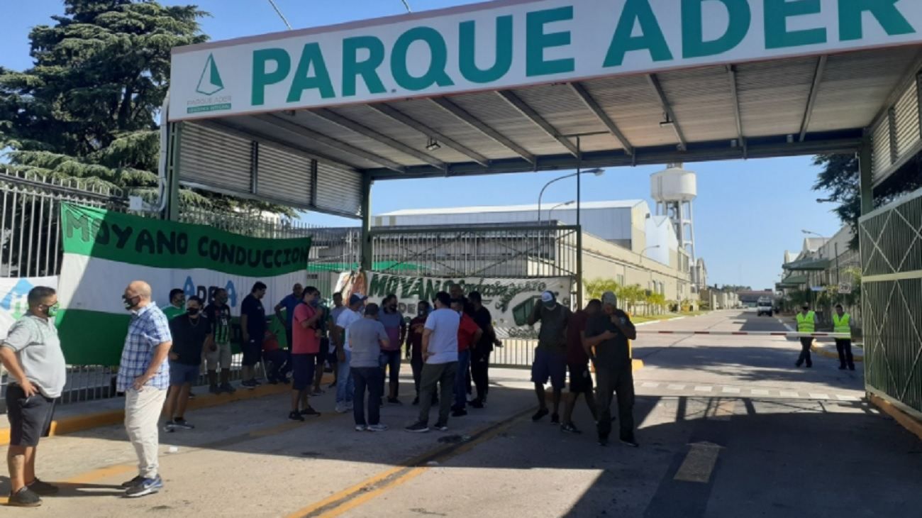 Camioneros realiza un bloqueo en la puerta del complejo logístico Parque Ader
