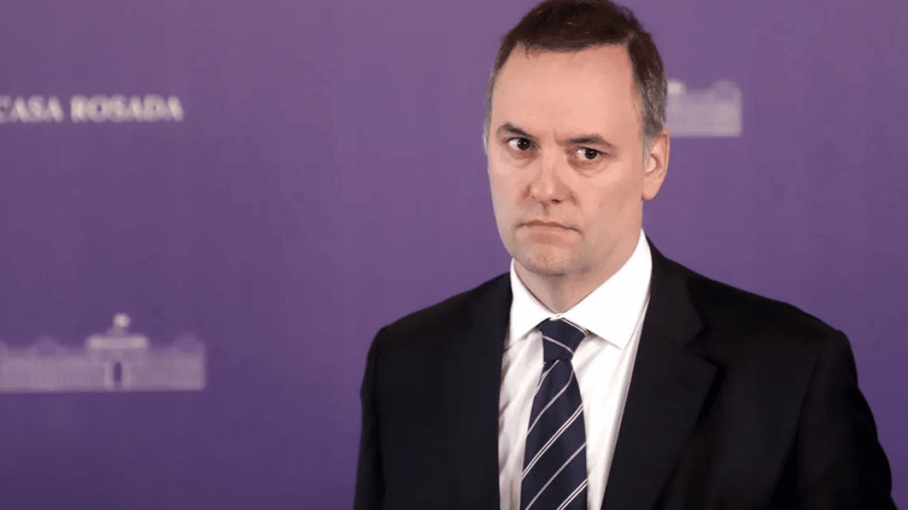 Es con la misma vara, ministro Adorni