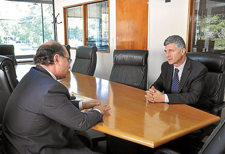 Juez clave para las elecciones niega vínculos con el Gobierno