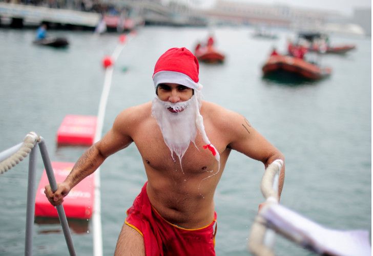 Papá Noel, entre el surf y la pastelería