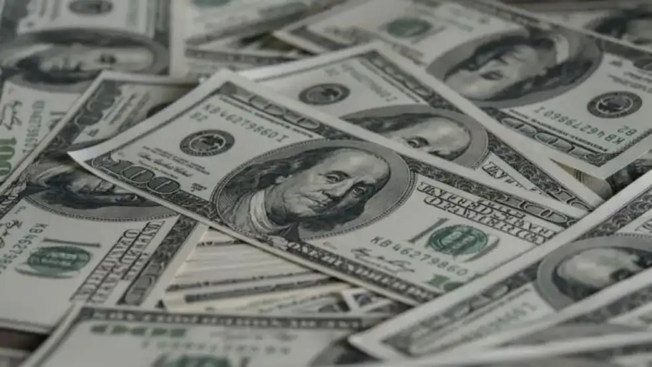 Analistas anticipan un ajuste gradual del dólar en los próximos meses