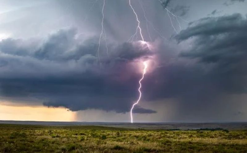 Tragedia durante la tormenta en Chaco: una mujer murió tras la caída de un rayo en una zona rural