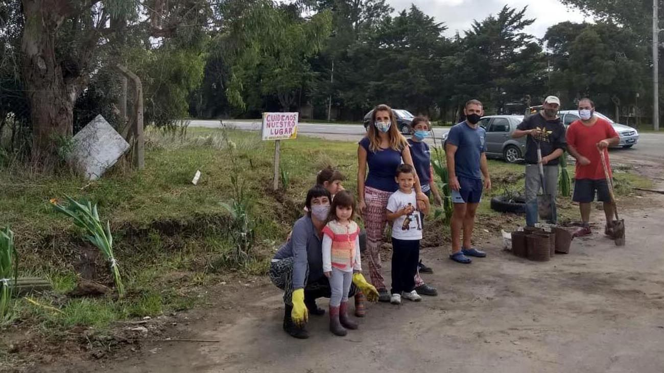Vecinos de La Plata convirtieron un basural en un jardín con plantas y flores