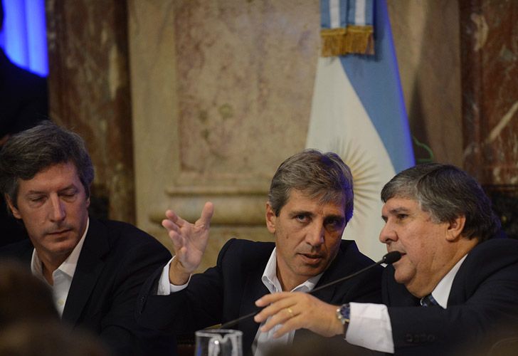 Las perlitas de la visita de Caputo al Congreso y el papelón del papelito