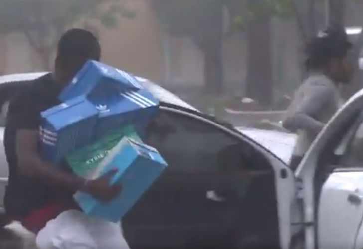 Video | En pleno huracán Irma, saquearon un local de artículos deportivos