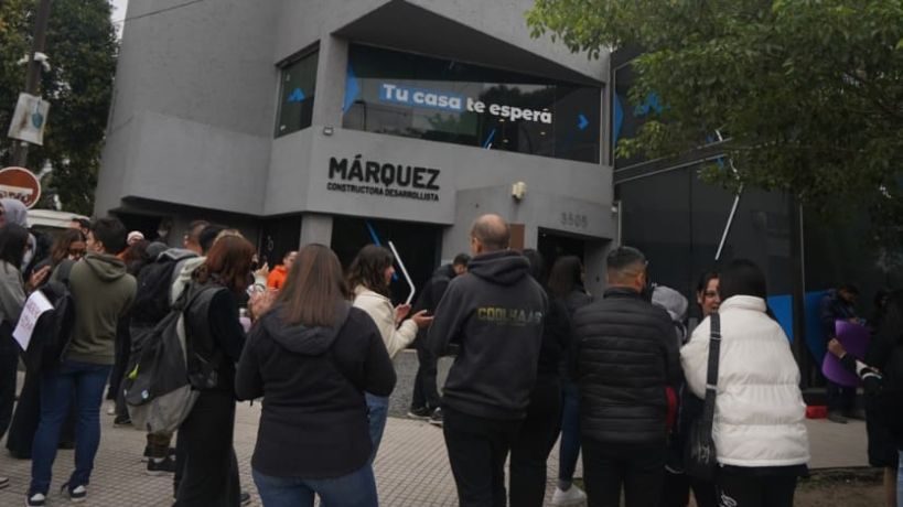 Protesta en Márquez y Asociados: empleados reclaman dos meses de sueldos adeudados