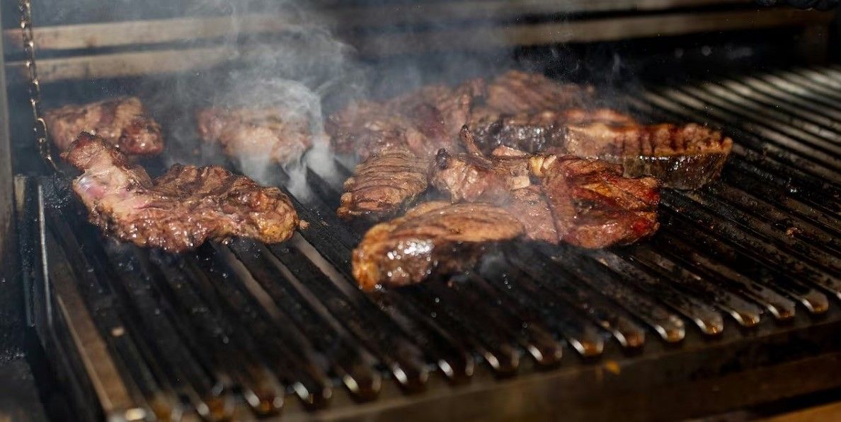 Demandó a su vecino por el humo del asado y exigió demoler la parrilla: el fallo judicial