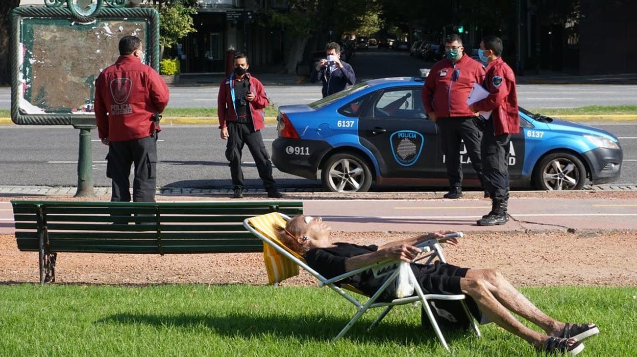 Falleció "Sarita", la jubilada que rompió la cuarentena en 2020 y tomó sol en los bosques de Palermo