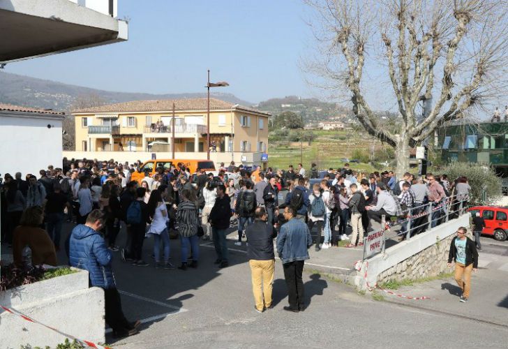 Un joven causó ocho heridos al disparar en un colegio de Grasse