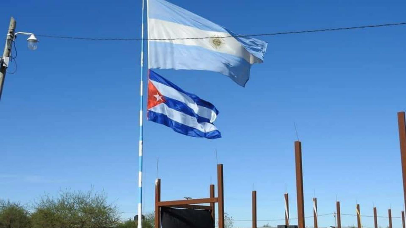 Justifican el izamiento de la bandera de Cuba en una escuela del Chaco: "Fue un homenaje al 'Che'"