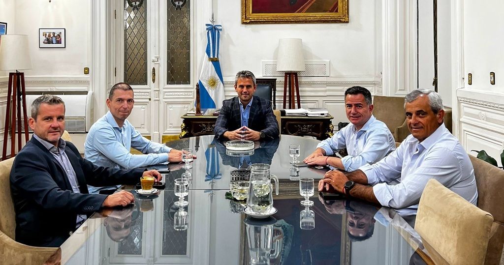 Continúa el éxodo de dirigentes radicales y del PRO a LLA: ahora sumó a Picat y otro