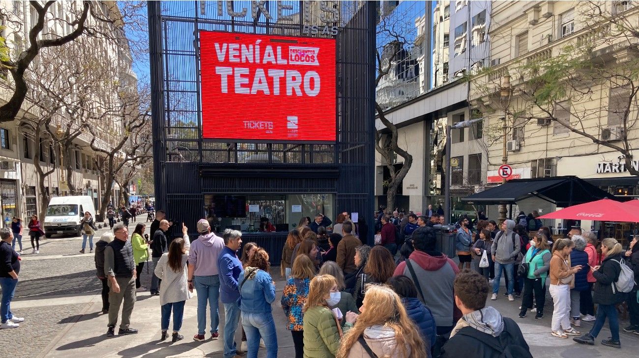 Larga cola para retirar los bonos con descuentos locos de Vení al Teatro