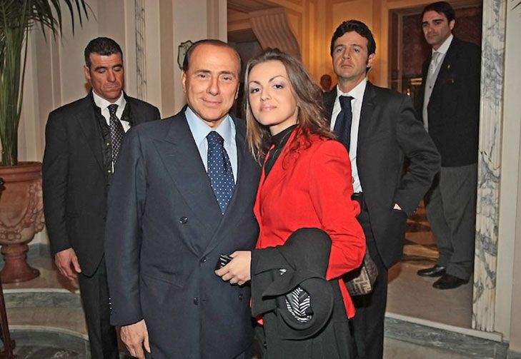El regreso de Berlusconi: hace temblar al gobierno y estrena amor