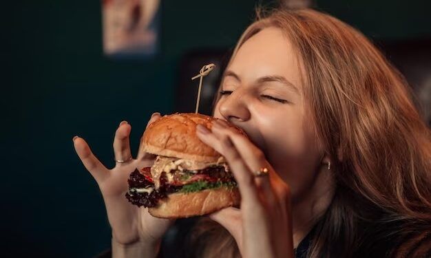 Córdoba: venden hamburguesas a un dólar en un local de comida rápida