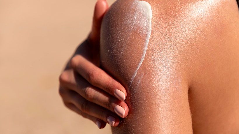 Cáncer de piel en invierno: por qué no hay que abandonar el protector solar durante los meses fríos