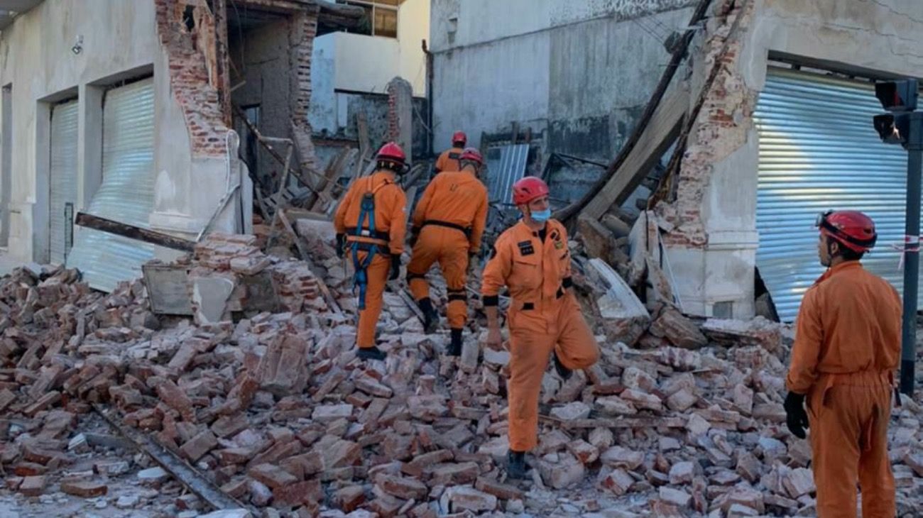Derrumbe en Parque Chacabuco: bomberos buscan posibles víctimas