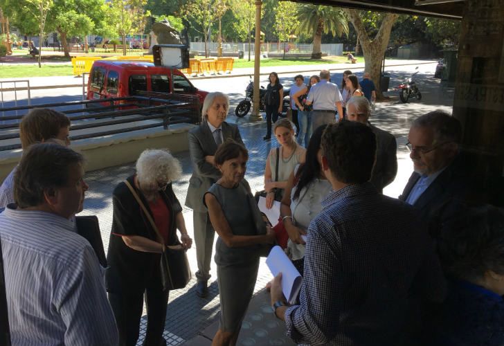 Allanaron la sede de Madres de Plaza de Mayo