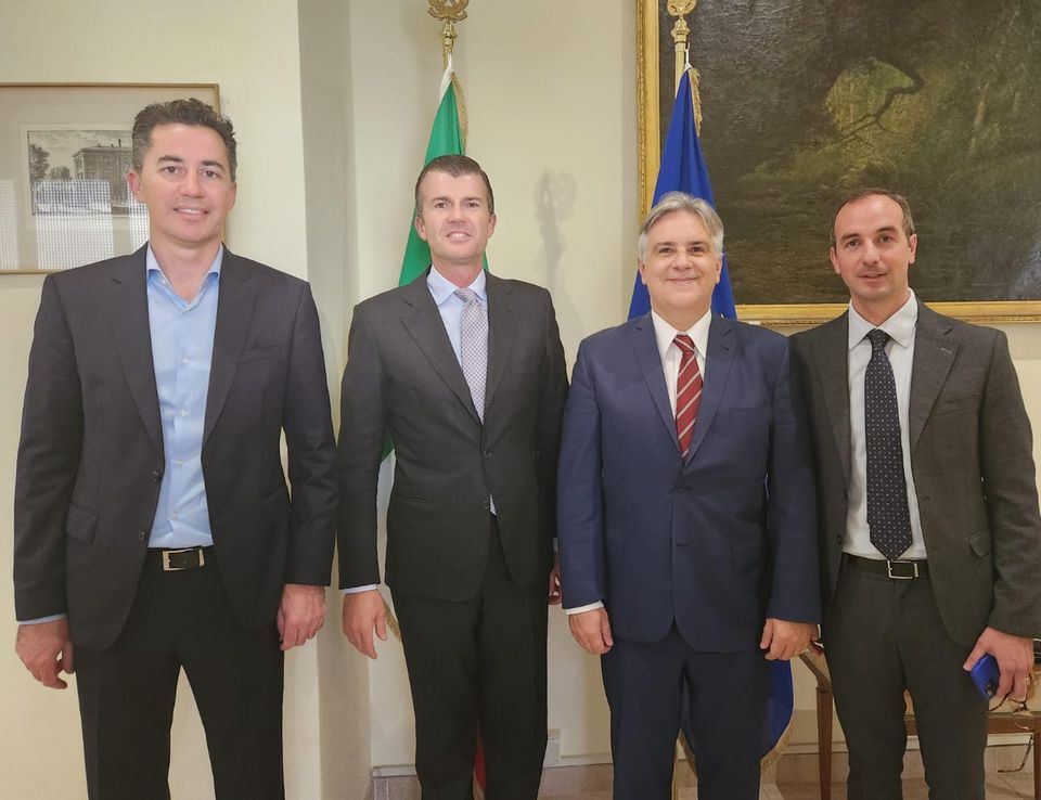 Llaryora se pone el traje de gobernador para alentar inversiones italianas en Córdoba