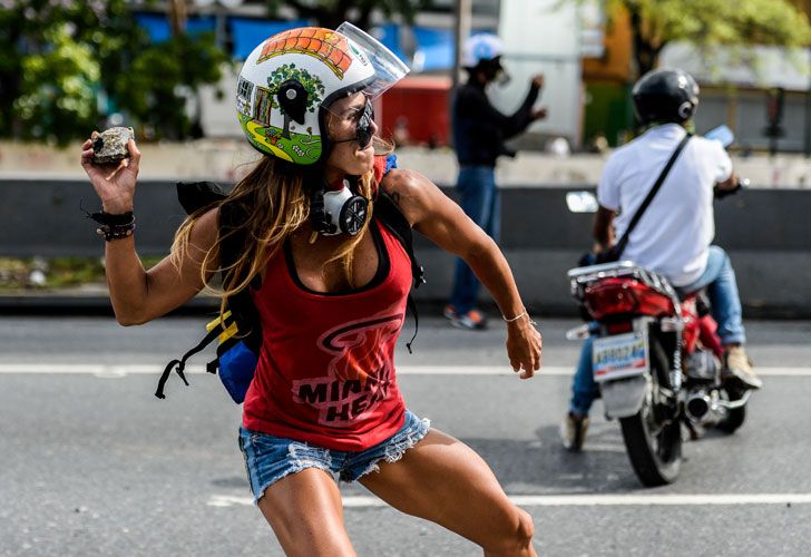 Conocé a la bella "Mujer Maravilla" que pelea contra Maduro