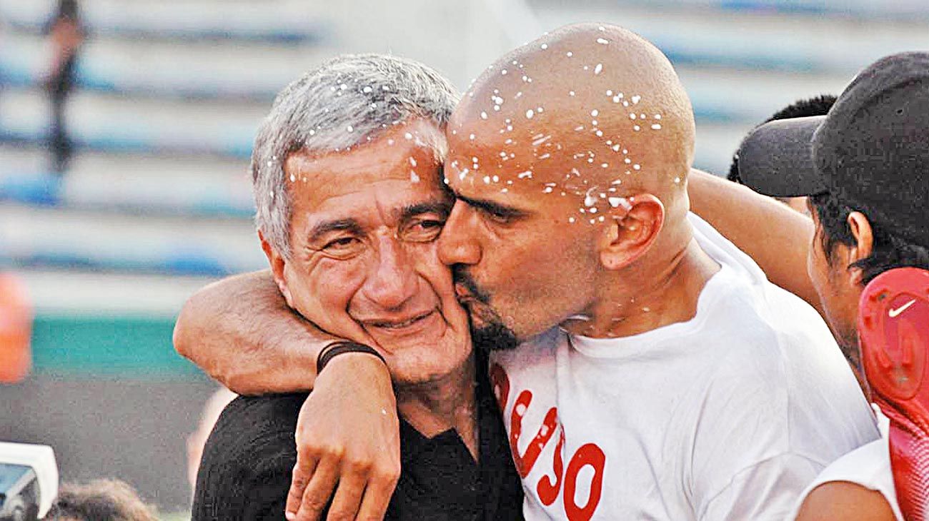 Un festejo a lo Verón: con una pelota en los pies