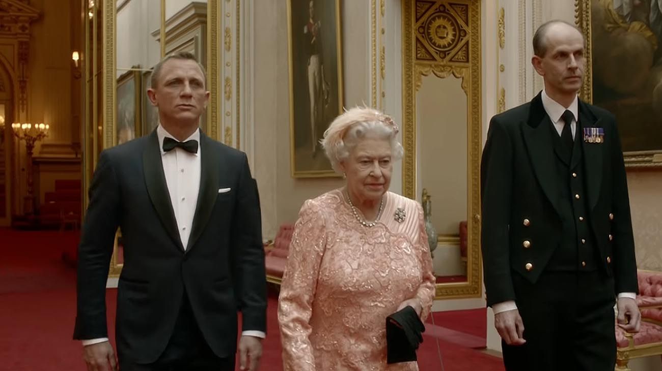 El día en que Isabel se convirtió en actriz: su encuentro con James Bond y el oso Paddington