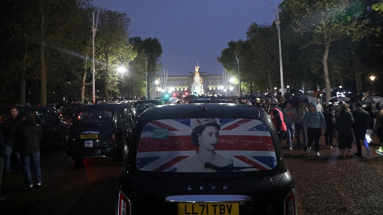 Isabel II: lágrimas y el himno "Dios salve a la Reina" frente al Palacio de Buckingham pese a la lluvia