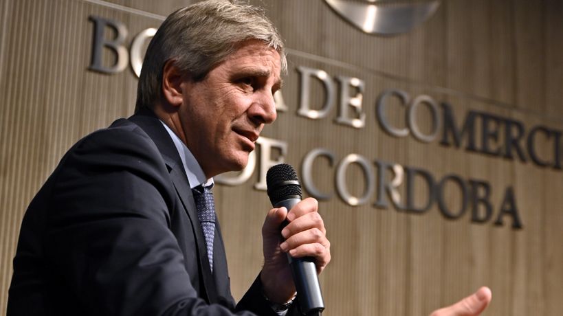 Luis Caputo en la Bolsa de Comercio: "no están las condiciones para salir del cepo"