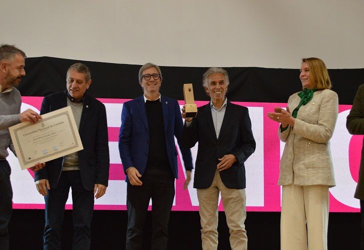 Jairo, ‘el chiquito que canta’, recibió el Premio Cultura 2023 de la UNC