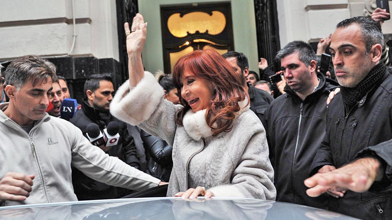 En silencio, CFK se va a Cuba y ya rearma la campaña