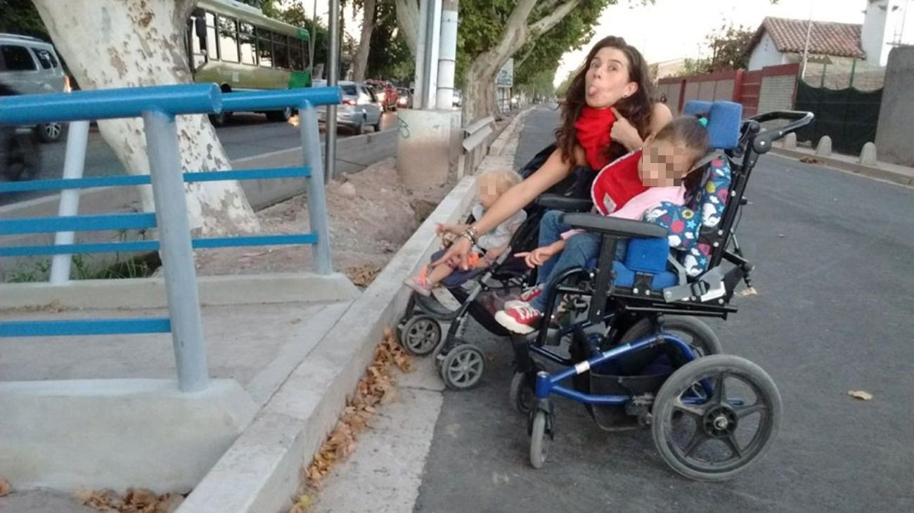 Denunció una rampa para discapacitados "mal hecha", pero la obra no estaba terminada